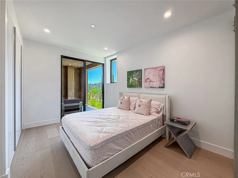 5134 Medina Woodland Hills, CA 91364