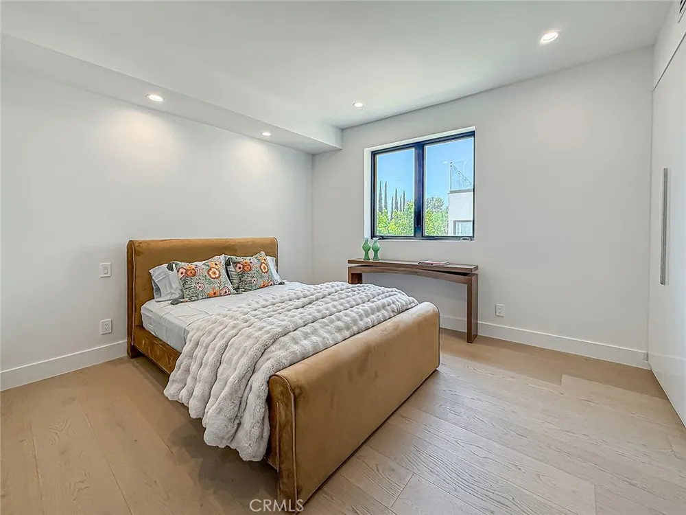 5134 Medina Woodland Hills, CA 91364
