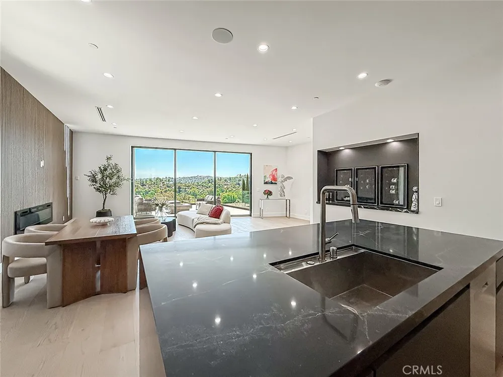 5134 Medina Woodland Hills, CA 91364