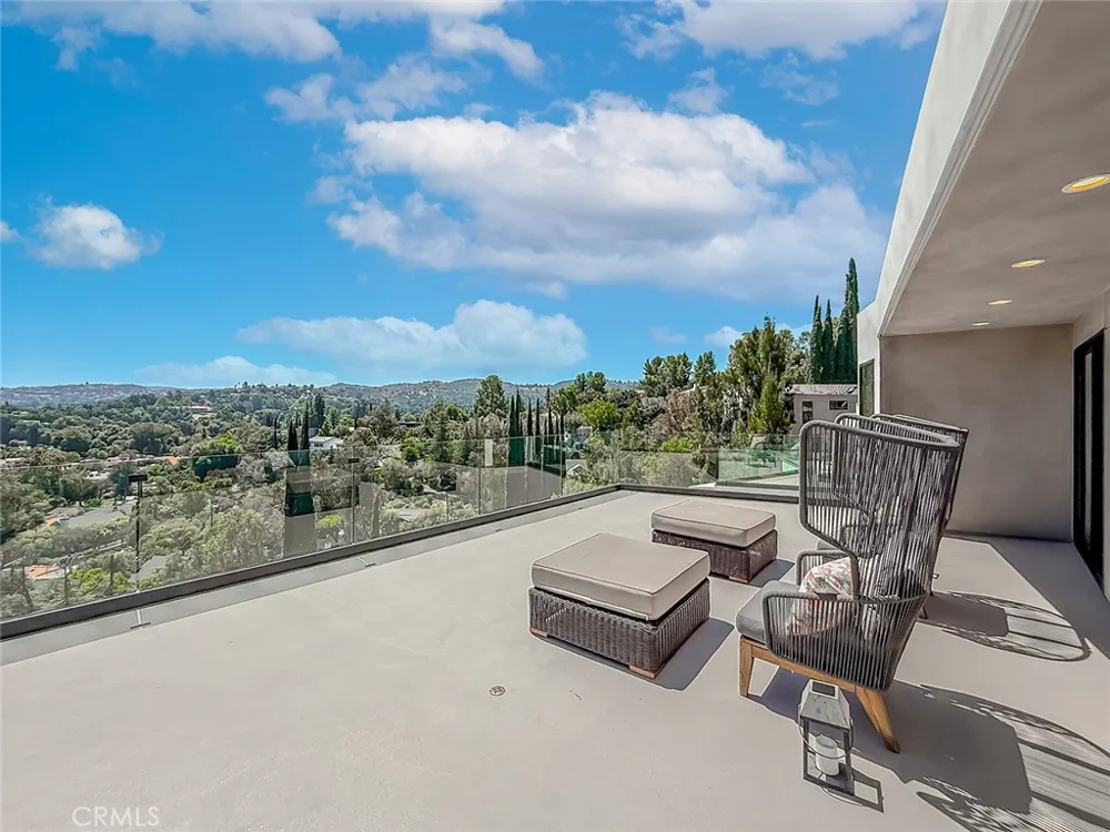 5134 Medina Woodland Hills, CA 91364