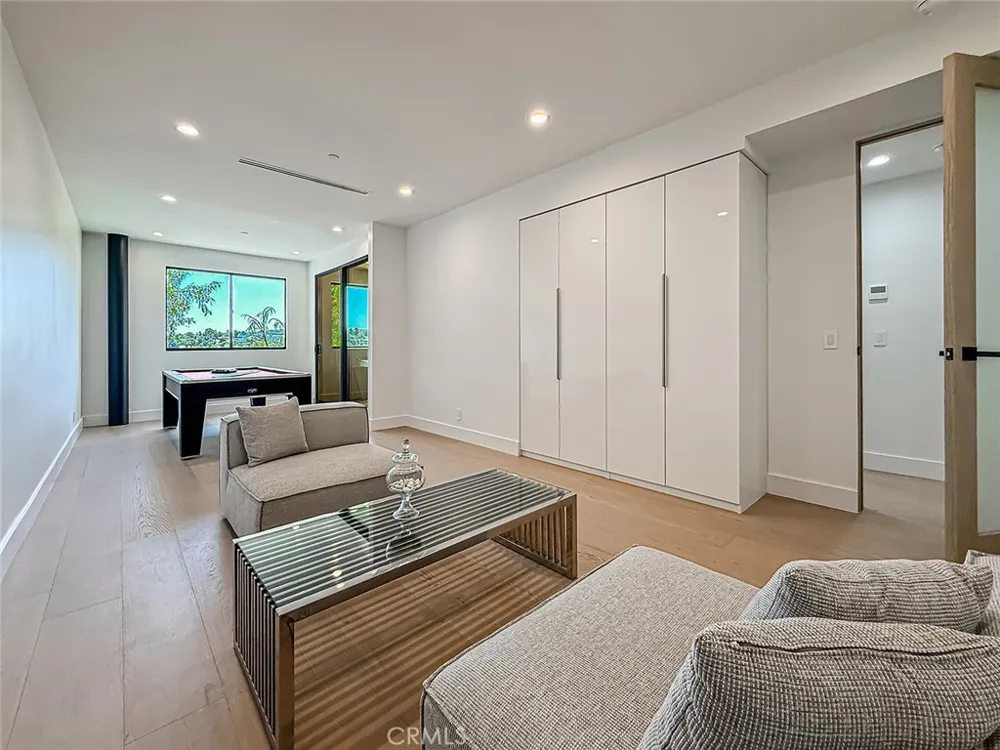 5134 Medina Woodland Hills, CA 91364