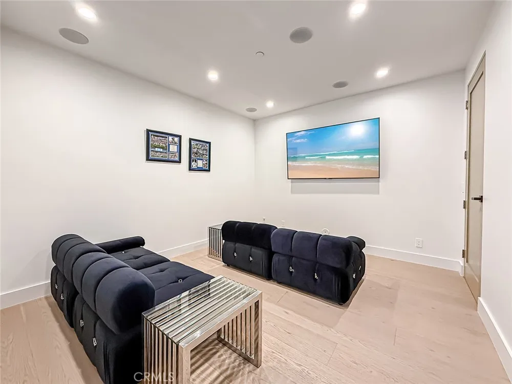 5134 Medina Woodland Hills, CA 91364