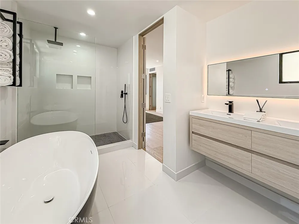 5134 Medina Woodland Hills, CA 91364
