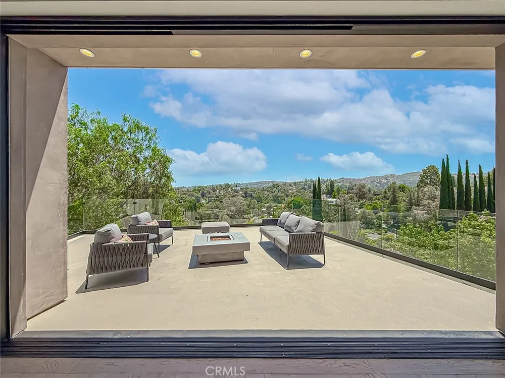 5134 Medina Woodland Hills, CA 91364