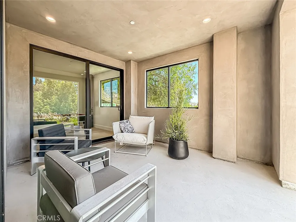 5134 Medina Woodland Hills, CA 91364