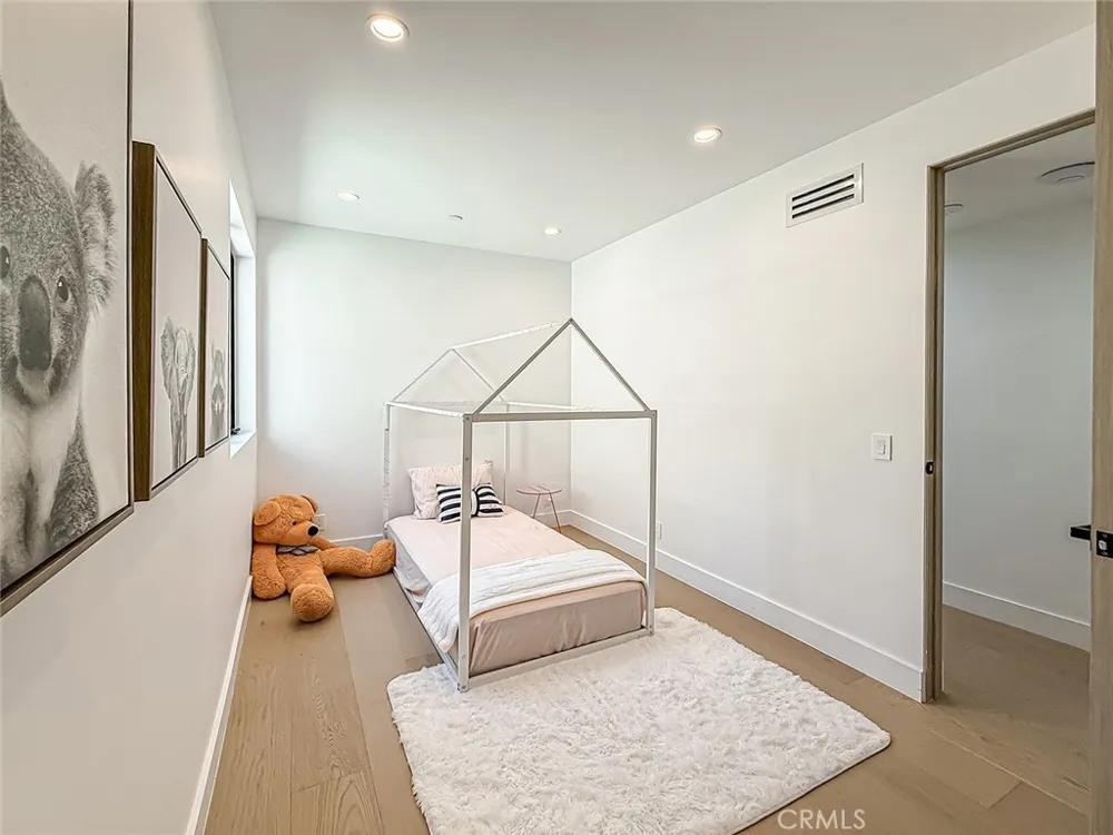 5134 Medina Woodland Hills, CA 91364