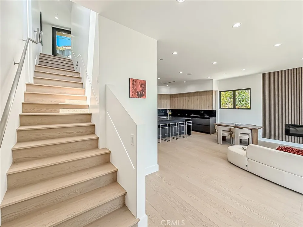 5134 Medina Woodland Hills, CA 91364