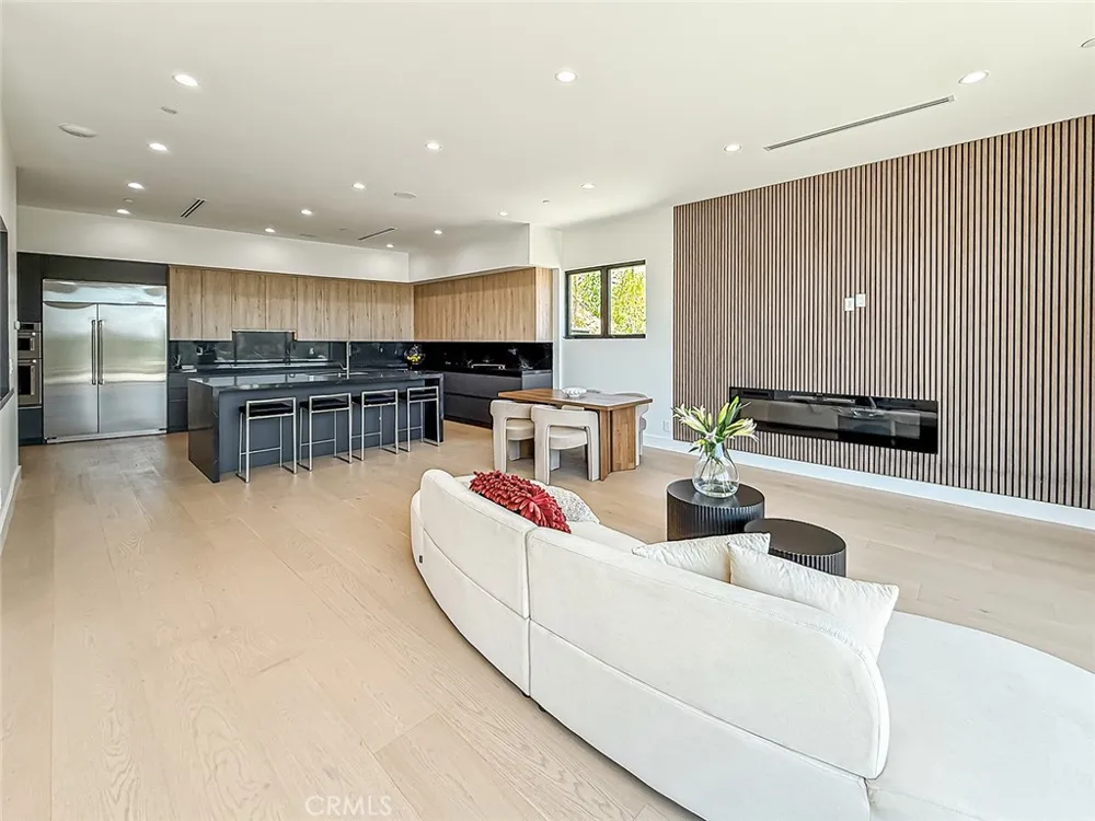 5134 Medina Woodland Hills, CA 91364