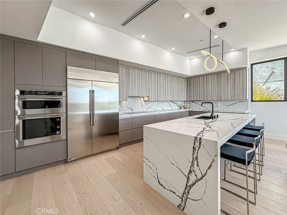 5130 Medina Woodland Hills, CA 91364
