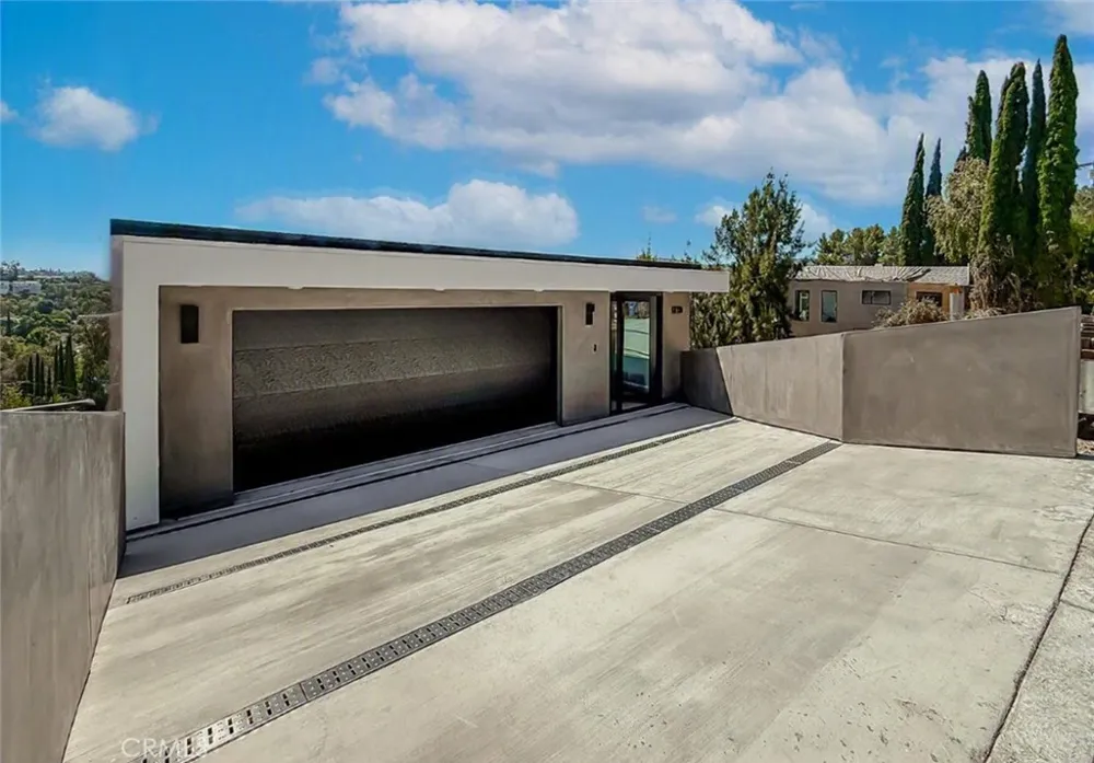 5130 Medina Woodland Hills, CA 91364