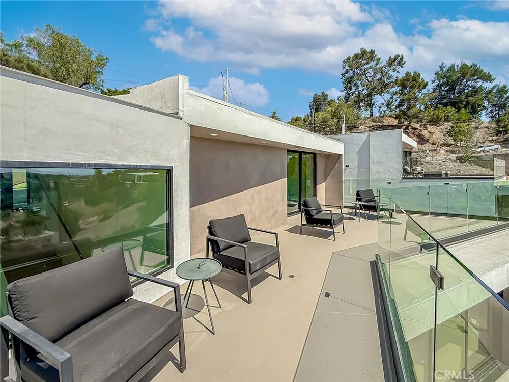 5130 Medina Woodland Hills, CA 91364