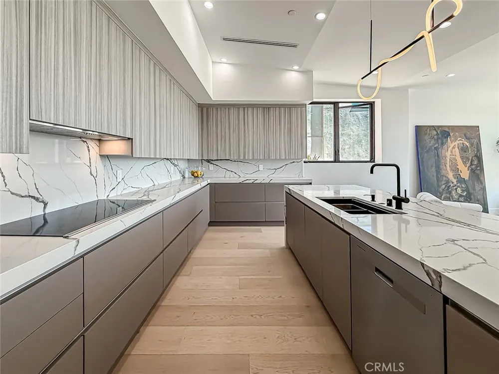 5130 Medina Woodland Hills, CA 91364