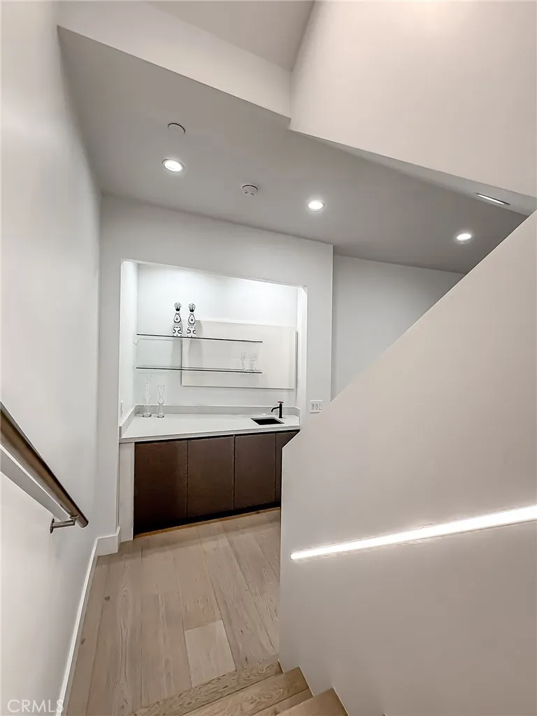 5130 Medina Woodland Hills, CA 91364
