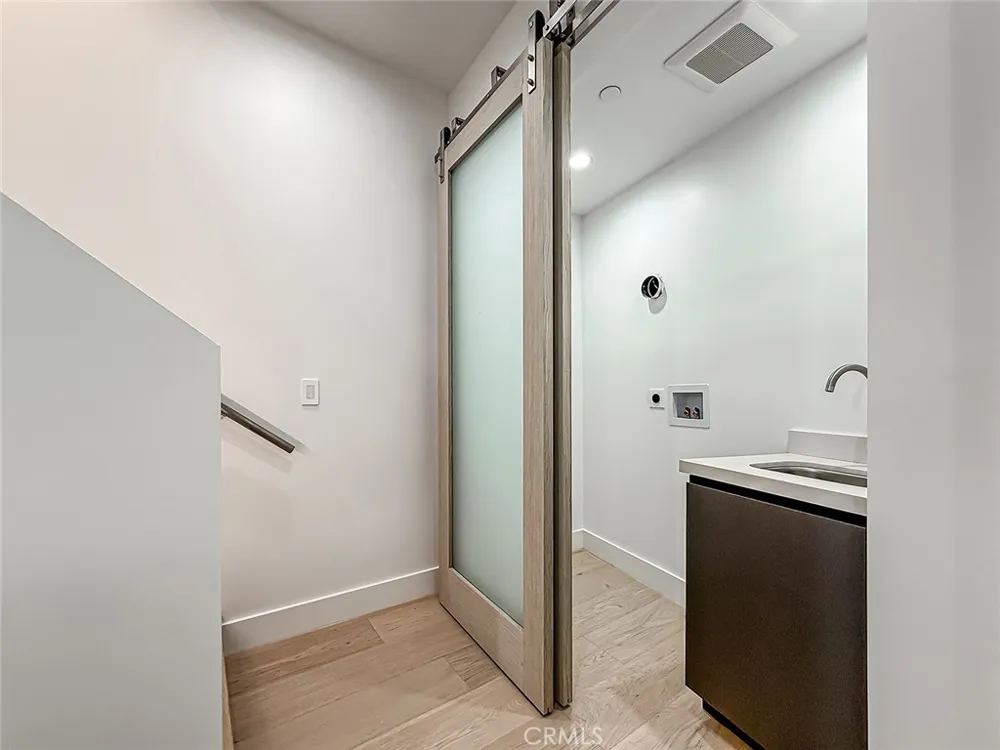 5130 Medina Woodland Hills, CA 91364