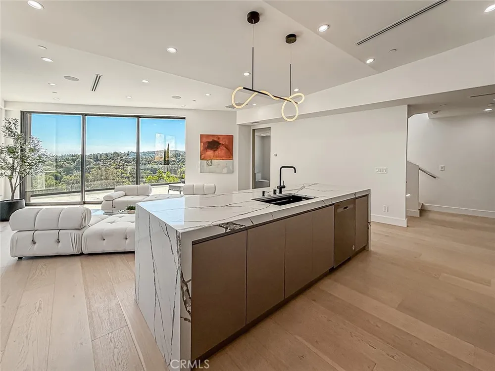 5130 Medina Woodland Hills, CA 91364