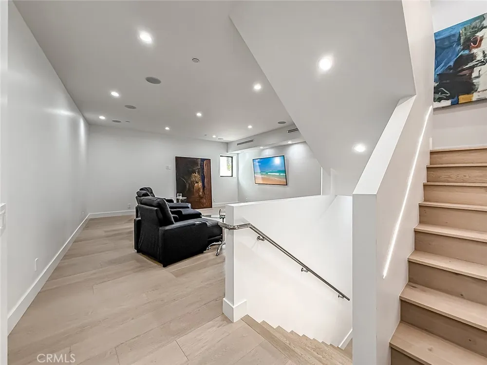 5130 Medina Woodland Hills, CA 91364