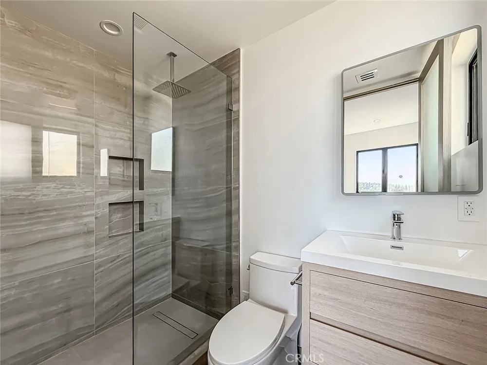 5130 Medina Woodland Hills, CA 91364
