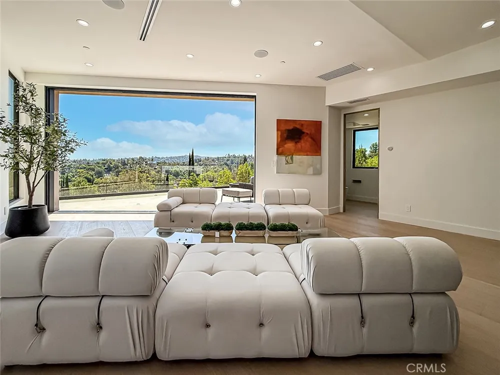 5130 Medina Woodland Hills, CA 91364