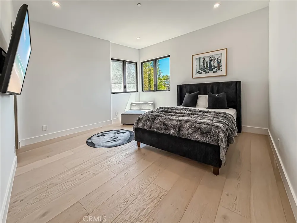 5130 Medina Woodland Hills, CA 91364