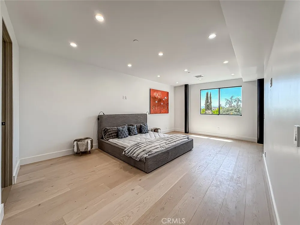 5130 Medina Woodland Hills, CA 91364