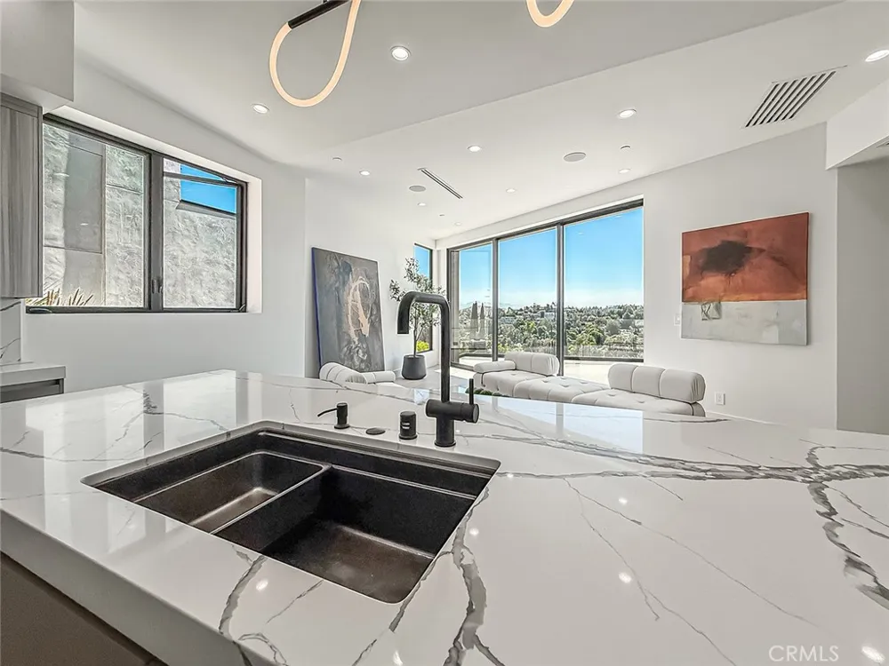 5130 Medina Woodland Hills, CA 91364