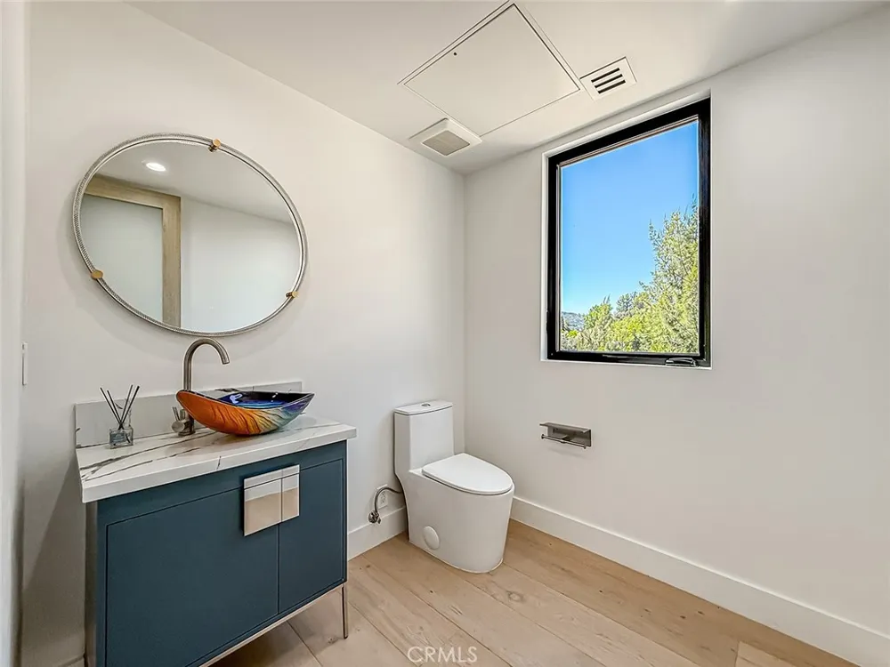 5130 Medina Woodland Hills, CA 91364