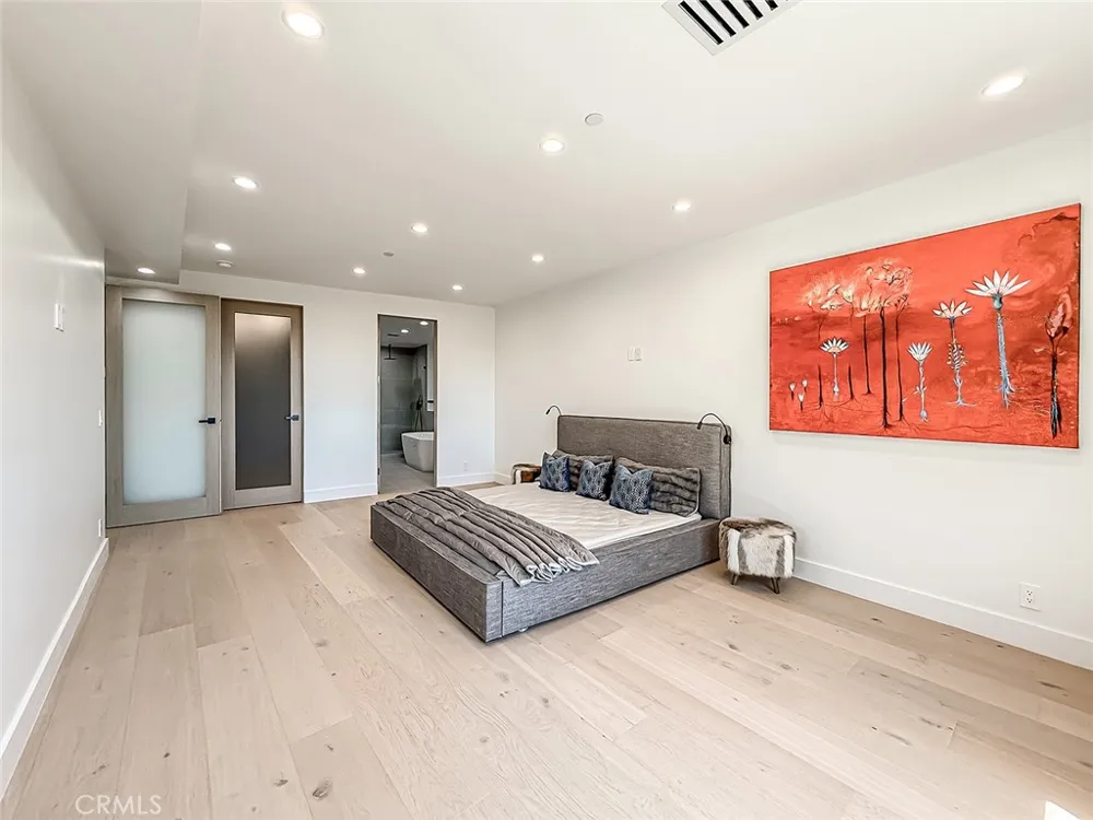 5130 Medina Woodland Hills, CA 91364