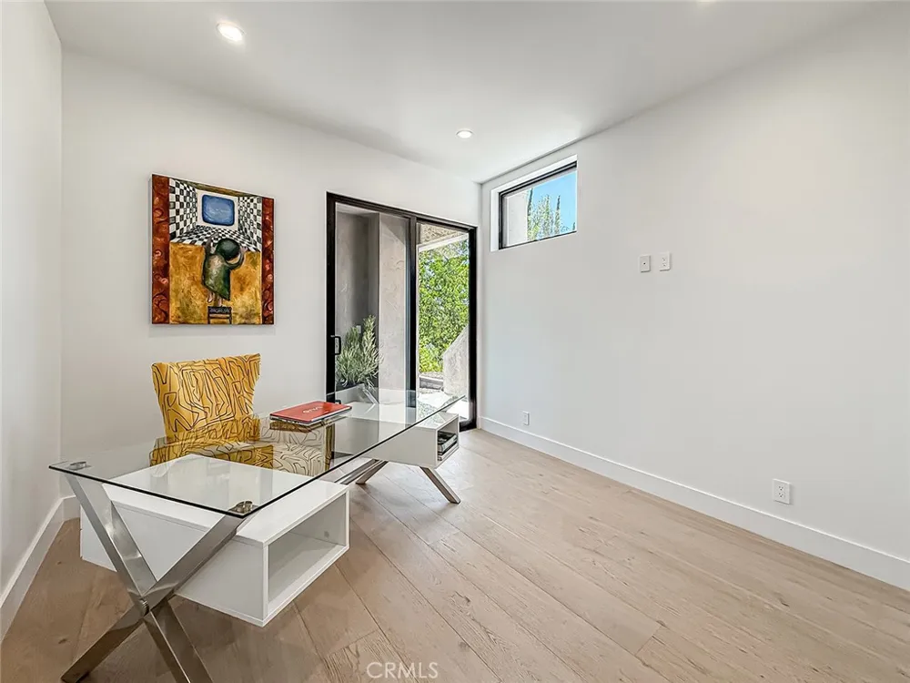 5130 Medina Woodland Hills, CA 91364