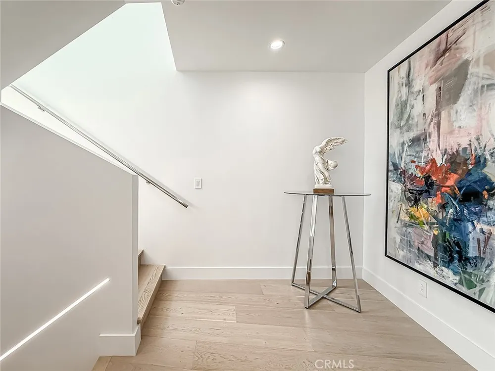5130 Medina Woodland Hills, CA 91364