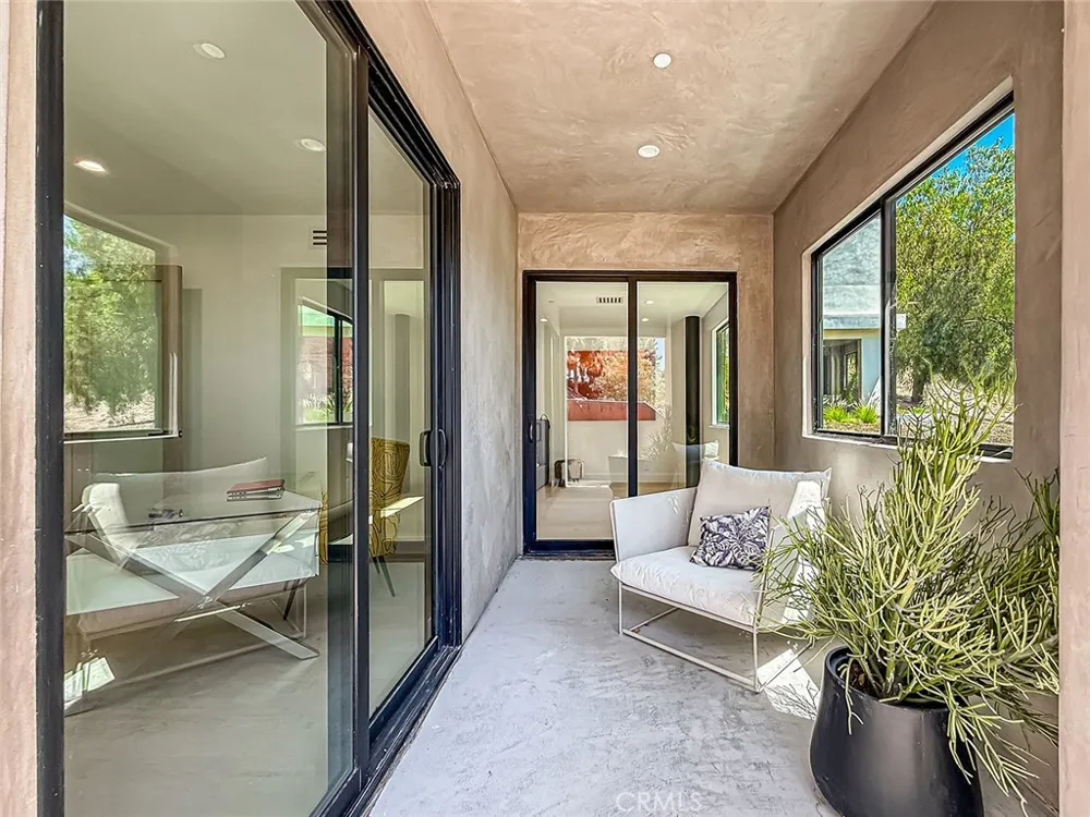 5130 Medina Woodland Hills, CA 91364