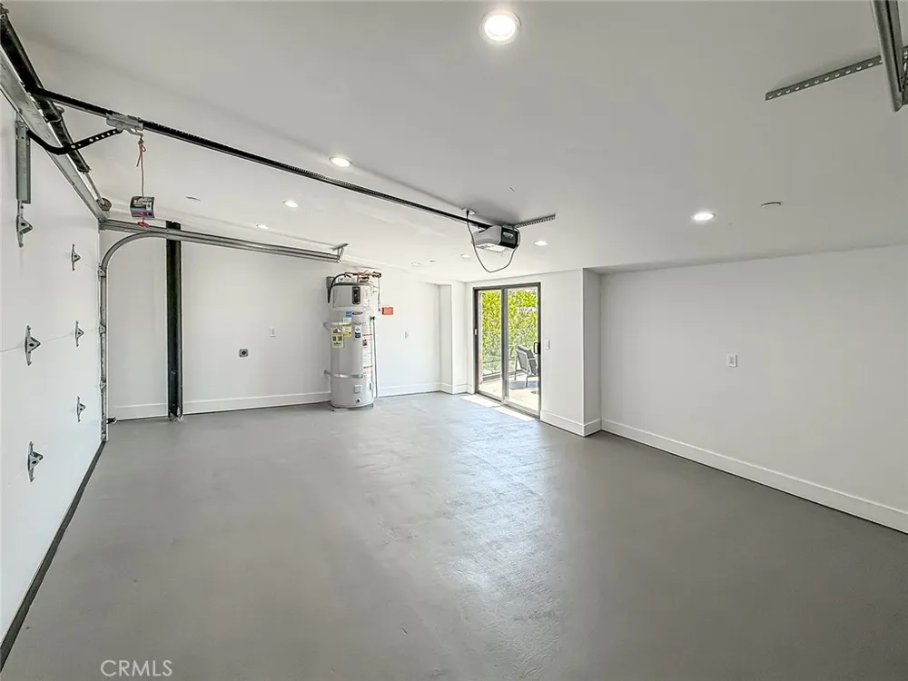 5130 Medina Woodland Hills, CA 91364