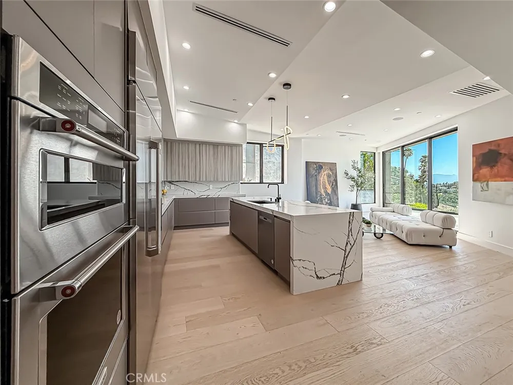 5130 Medina Woodland Hills, CA 91364