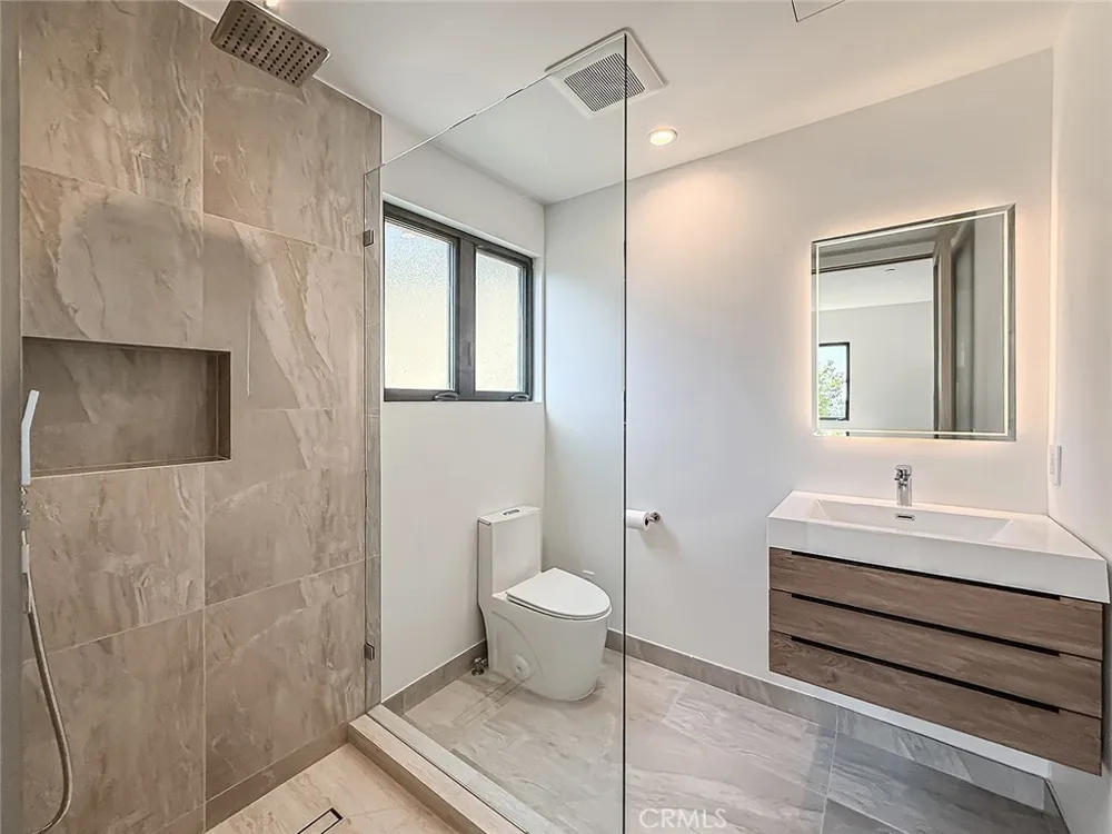 5130 Medina Woodland Hills, CA 91364