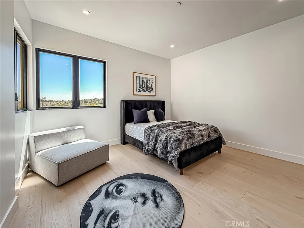 5130 Medina Woodland Hills, CA 91364