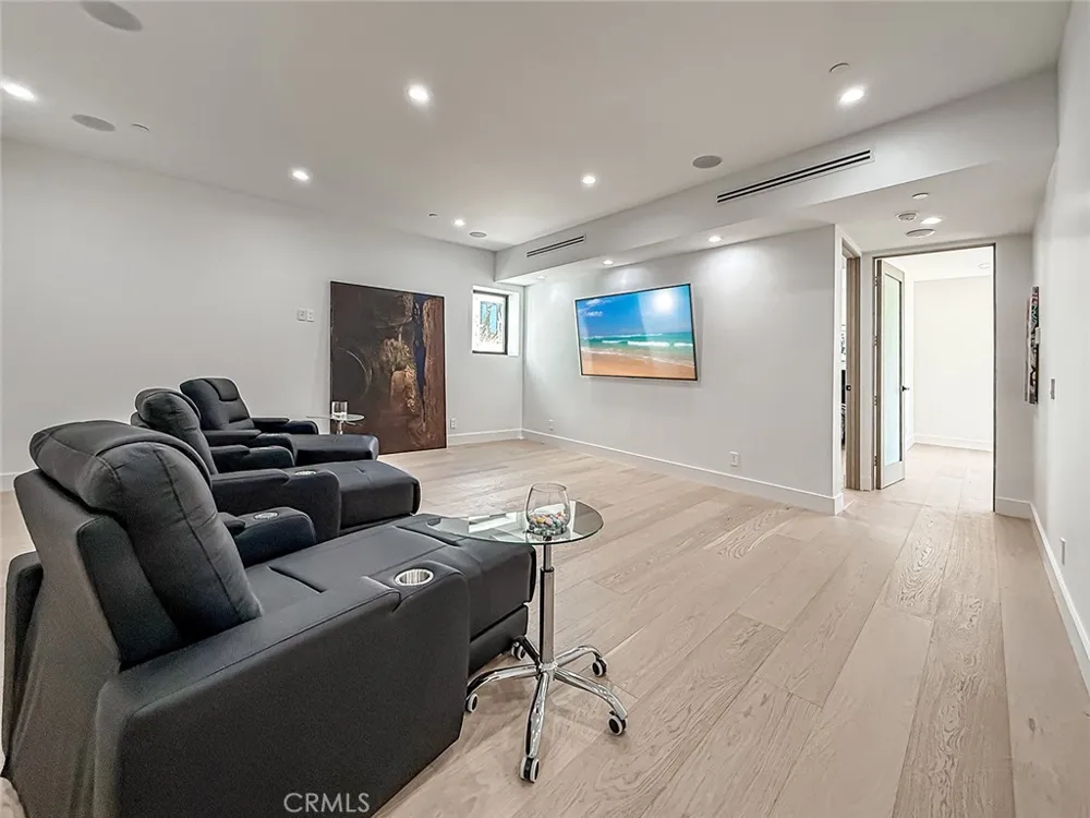 5130 Medina Woodland Hills, CA 91364