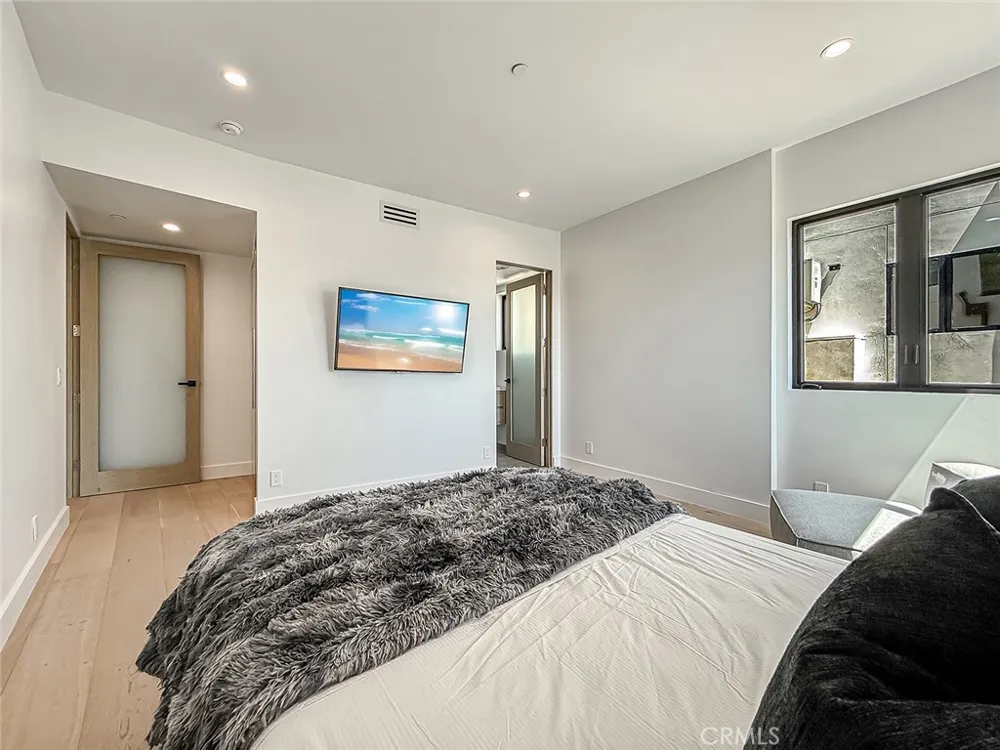 5130 Medina Woodland Hills, CA 91364