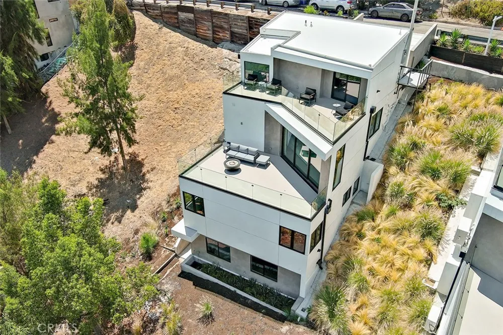 5130 Medina Woodland Hills, CA 91364