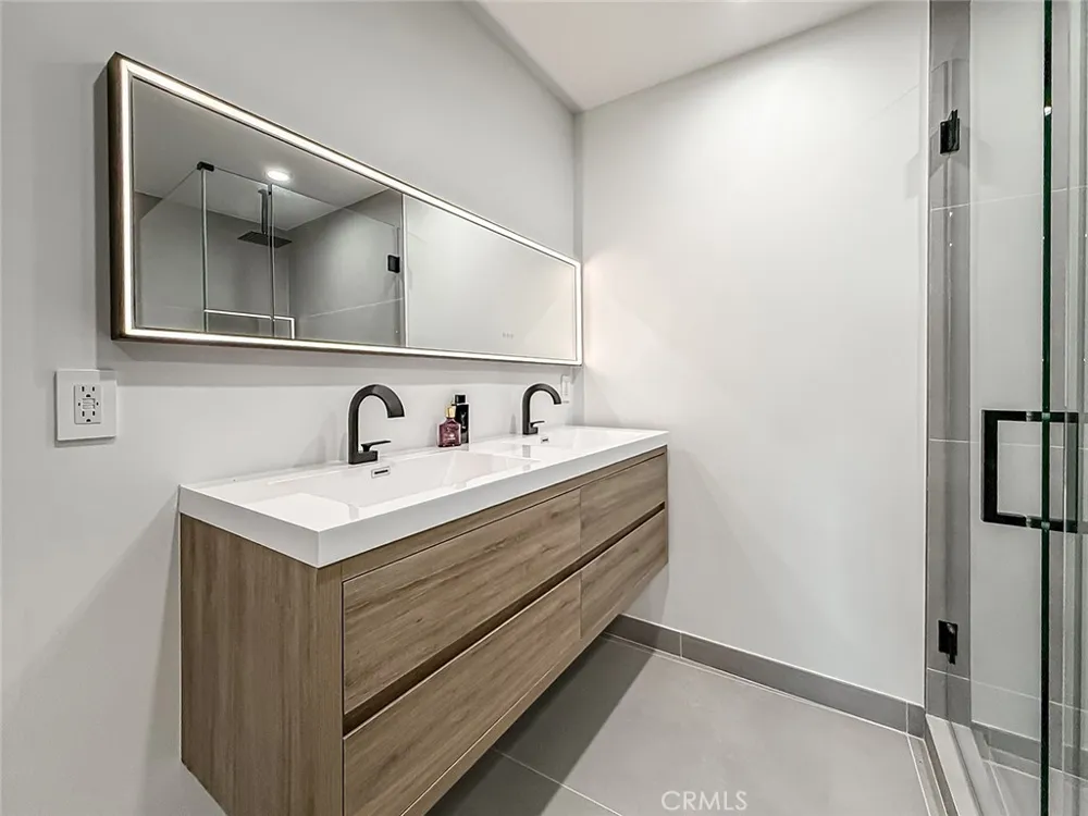 5130 Medina Woodland Hills, CA 91364
