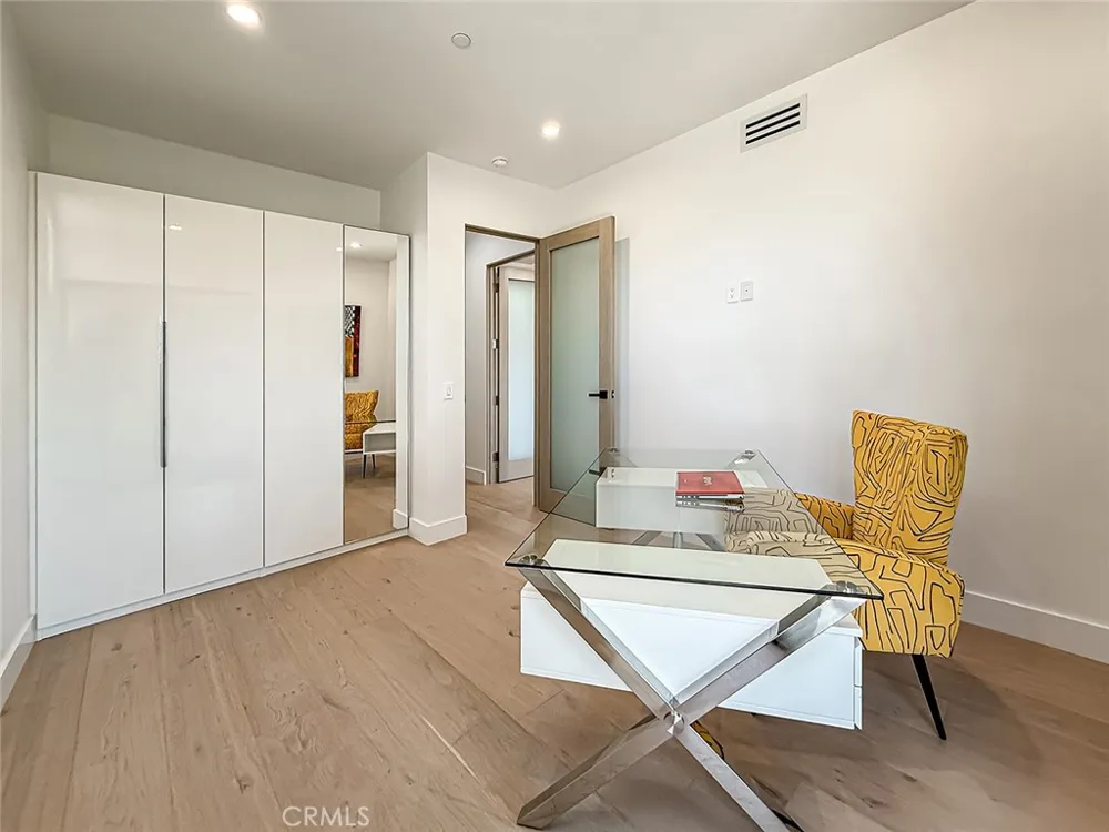 5130 Medina Woodland Hills, CA 91364