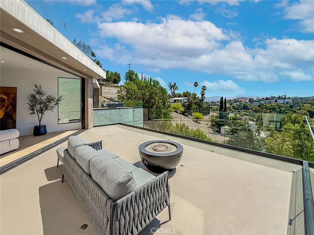 5130 Medina Woodland Hills, CA 91364