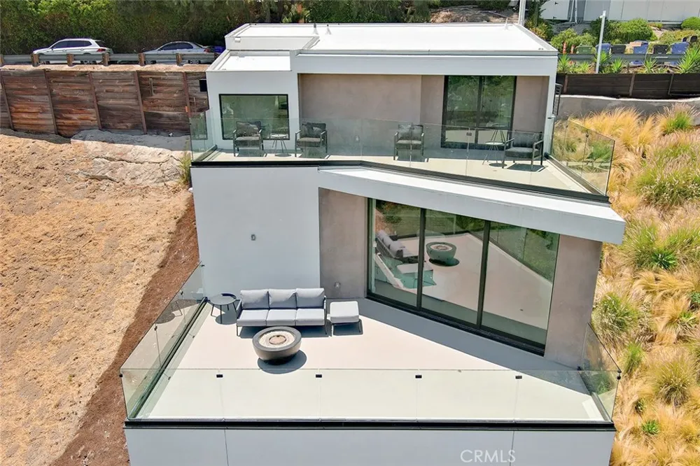 5130 Medina Woodland Hills, CA 91364