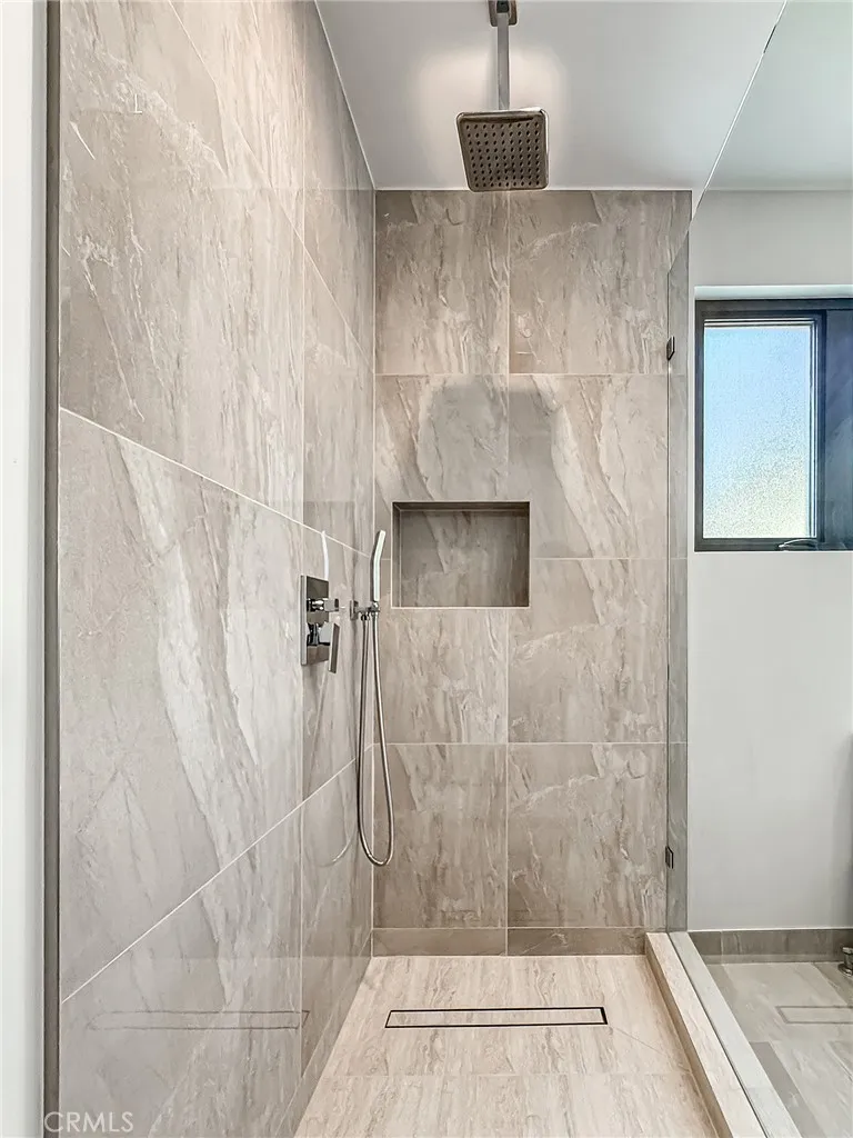 5130 Medina Woodland Hills, CA 91364