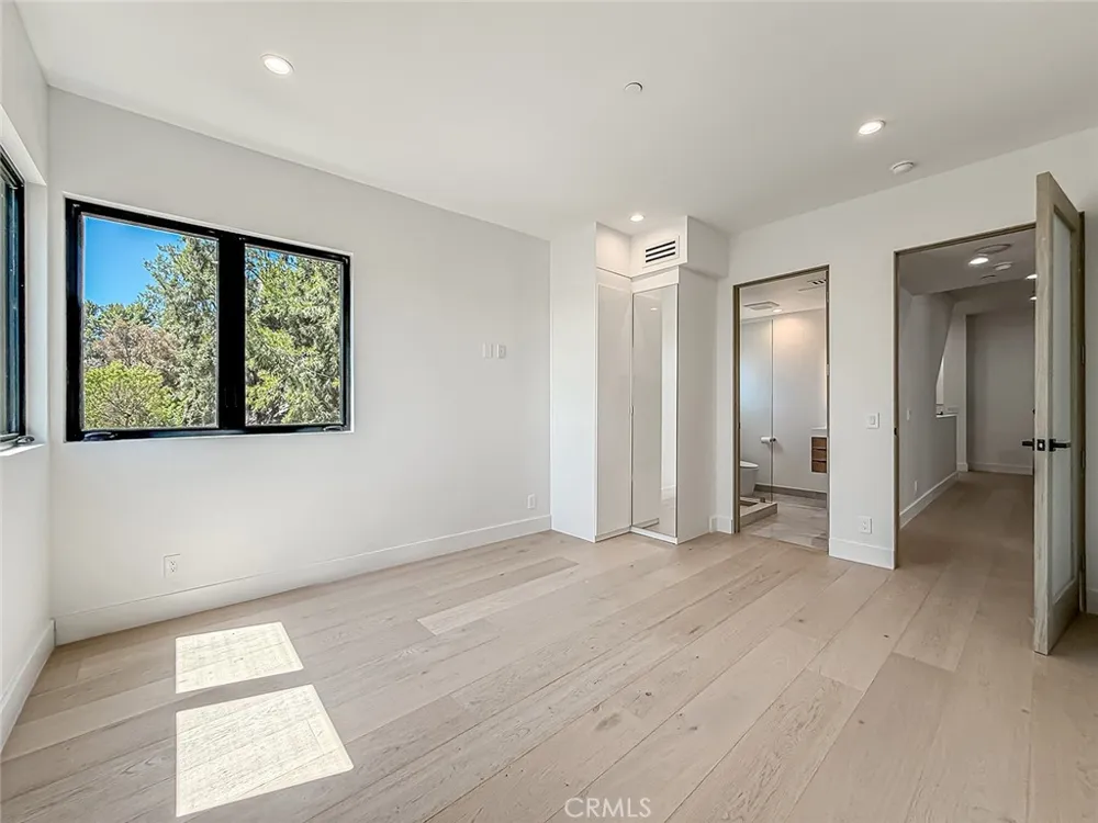 5130 Medina Woodland Hills, CA 91364