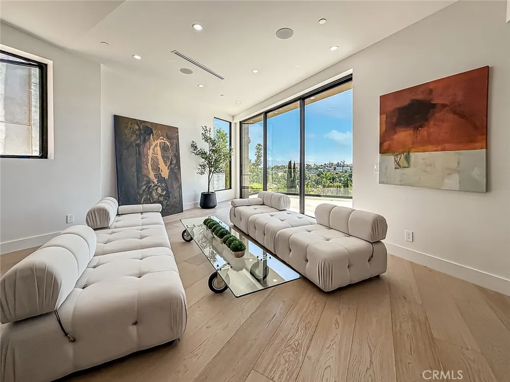 5130 Medina Woodland Hills, CA 91364
