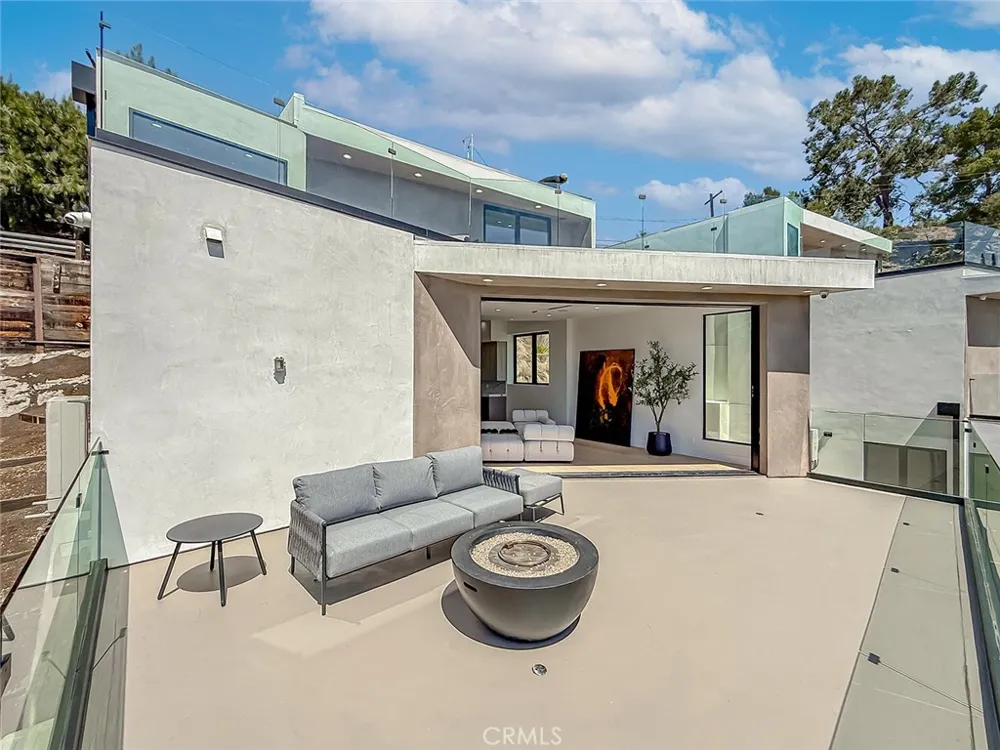 5130 Medina Woodland Hills, CA 91364