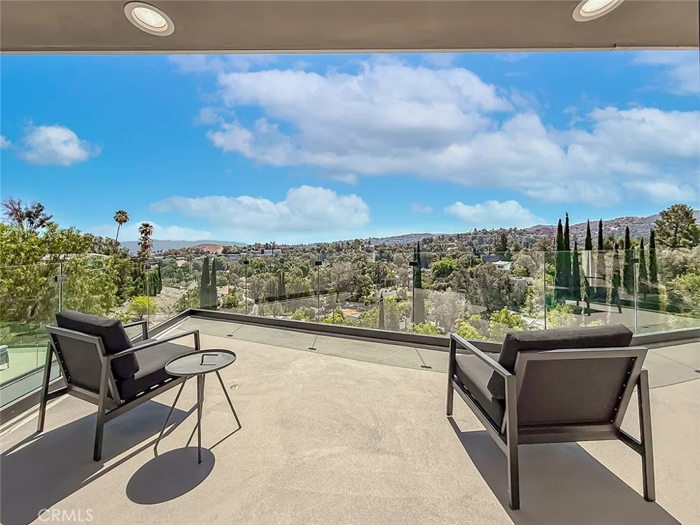 5130 Medina Woodland Hills, CA 91364