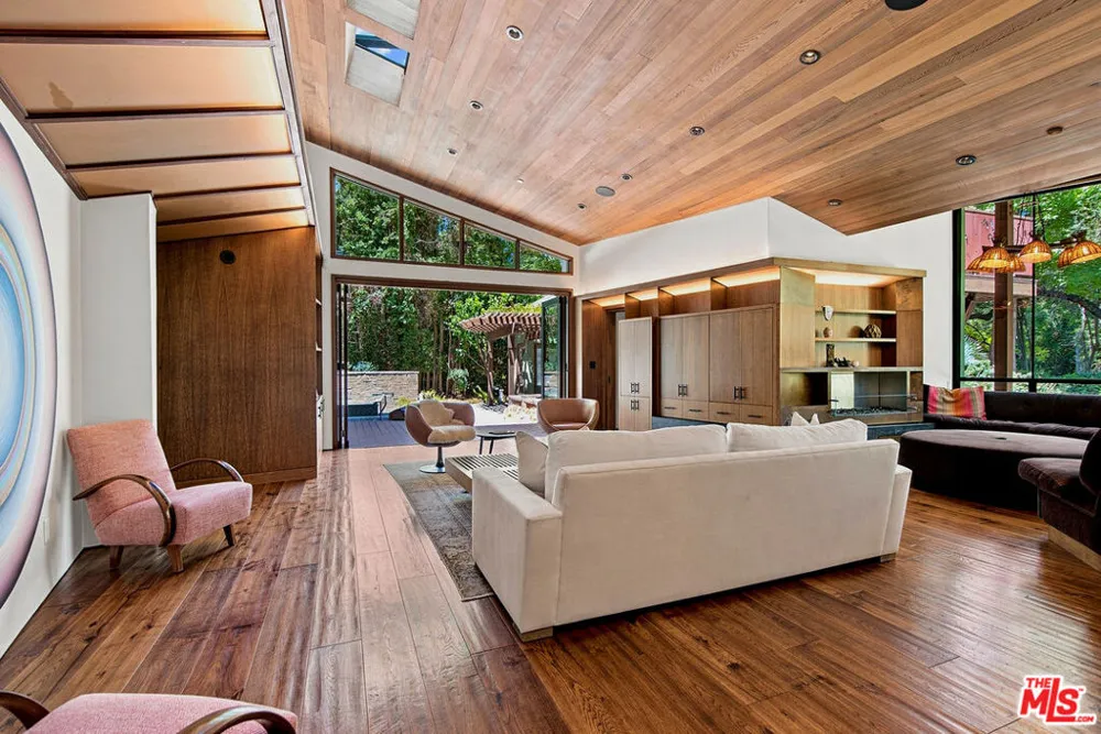 3851 Kingswood Road Sherman Oaks, CA 91403