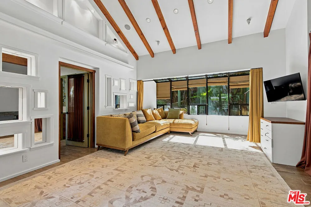 3851 Kingswood Road Sherman Oaks, CA 91403