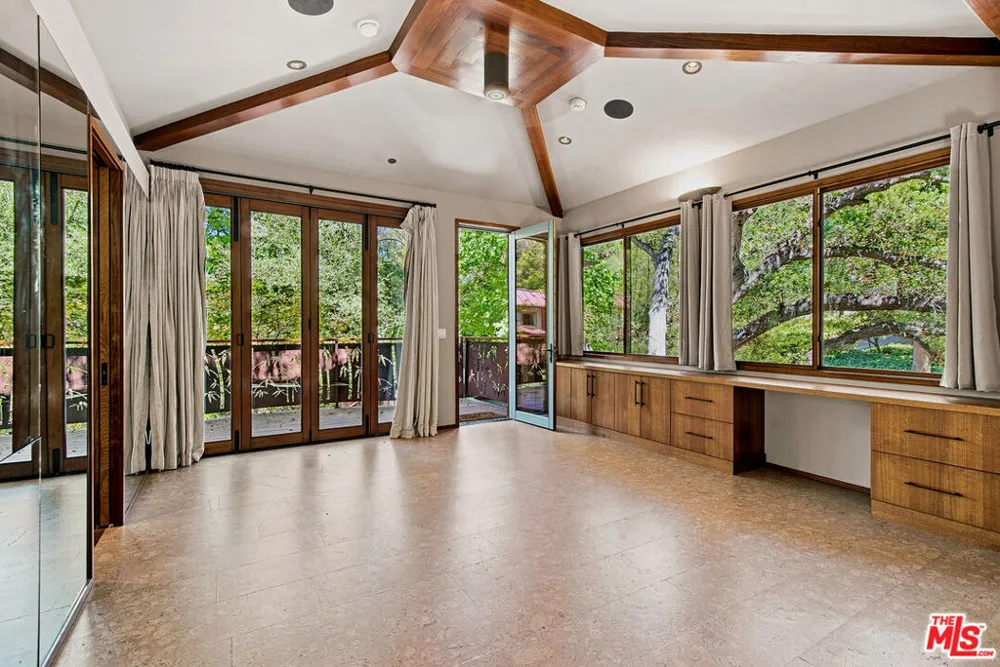 3851 Kingswood Road Sherman Oaks, CA 91403