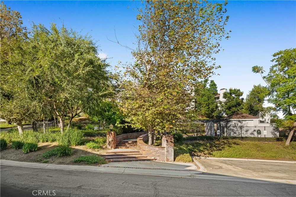 1033 Lakeview Azusa, CA 91702